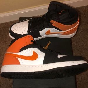 Air Jordan 1 mid top